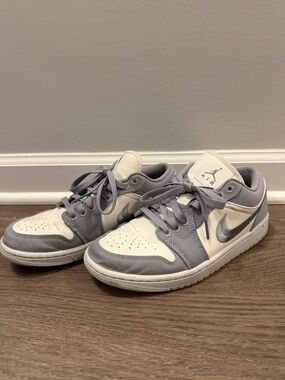 Jordan Low-Top Sneakers in White and Light Gray